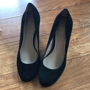 Vince Camuto black suede pump
